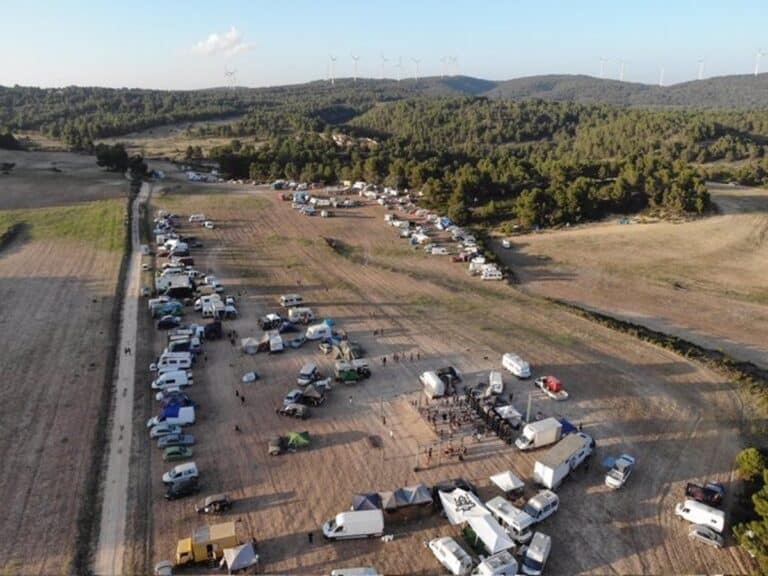 Fuerzas de seguridad que controlan la disolución de una fiesta ilegal que tuvo lugar el sábado en un paraje de Almansa