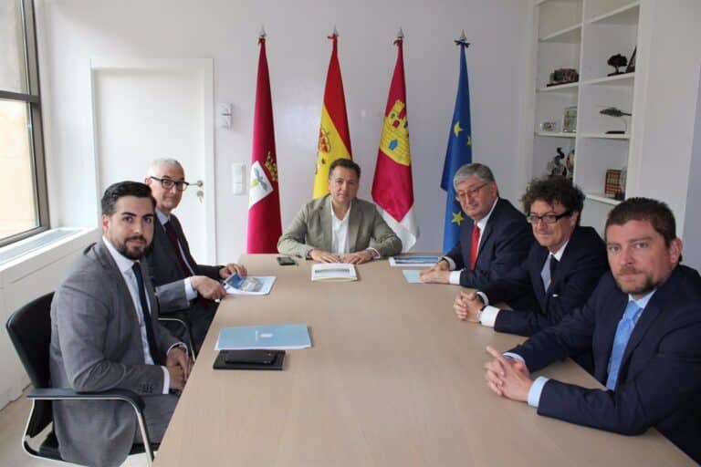Stadler propone invertir 22 millones de euros y crear 40 empleos en Albacete para establecer un centro de pruebas de vanguardia para trenes.