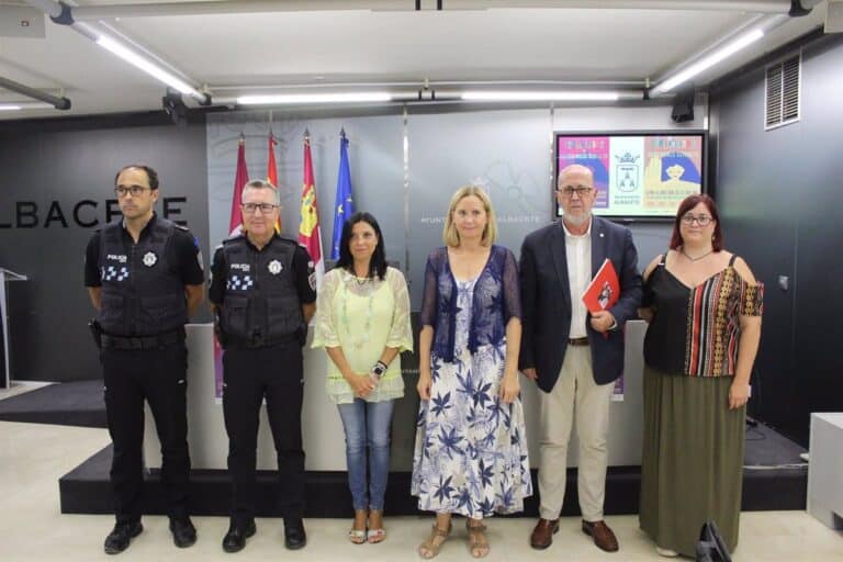 La concejal presenta campaña para una Feria sin agresiones sexuales, con colaboración de Cruz Roja y la Policía Local.