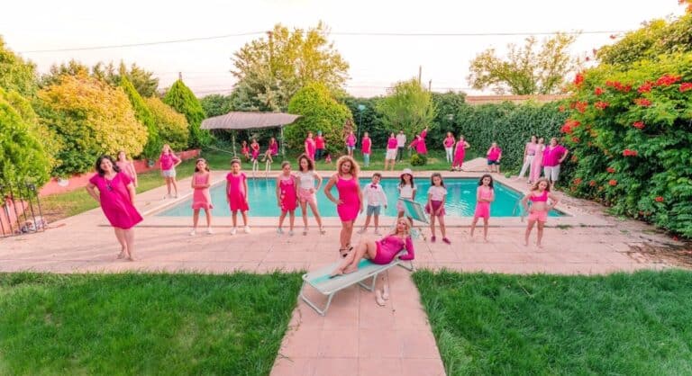 La famosa ‘Barbie de La Gineta’ invita a los habitantes de Albacete a participar en su próximo videoclip en la Puerta de Hierros ¡No te lo pierdas el 28 de agosto!