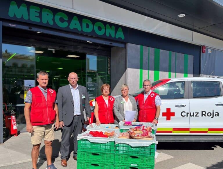 Mercadona colabora con Cruz Roja para donar productos de primera necesidad en Casas Ibáñez, Albacete.