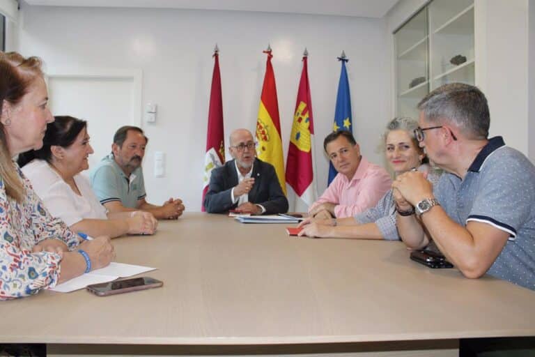 Serrano se compromete a que una calle o plaza de Albacete lleve el nombre de Cruz Roja, según solicitud de la entidad