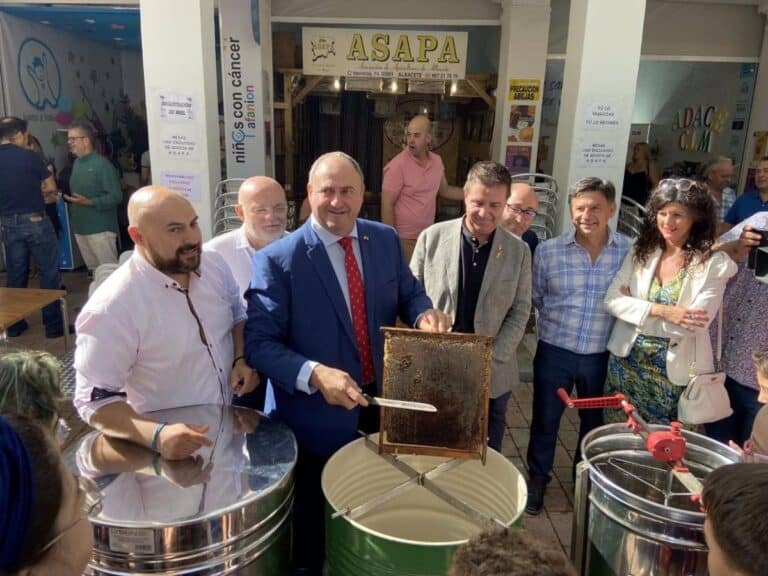 El Gobierno de Castilla-La Mancha abonará 800.000 euros en ayudas al sector apícola de la región