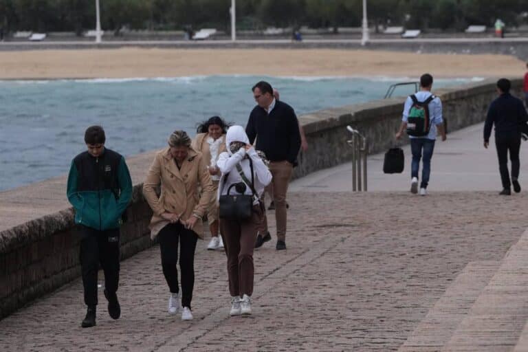 Aviso de riesgo por tormentas intensas, vientos fuertes y fenómenos costeros en varias provincias españolas