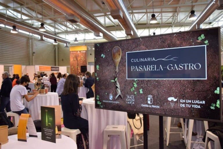 La II edición de ‘Pasarela Gasto Raíz Culinaria’ abre el Congreso Culinaria y ofrece degustación de tapas representativas de Castilla-La Mancha.