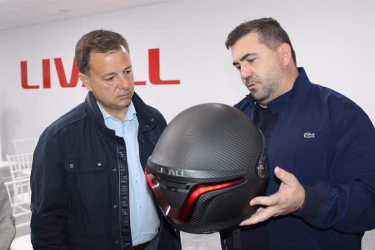 Livall Europe presenta cascos inteligentes para seguridad en recogida de residuos, respaldados por el alcalde de Albacete.