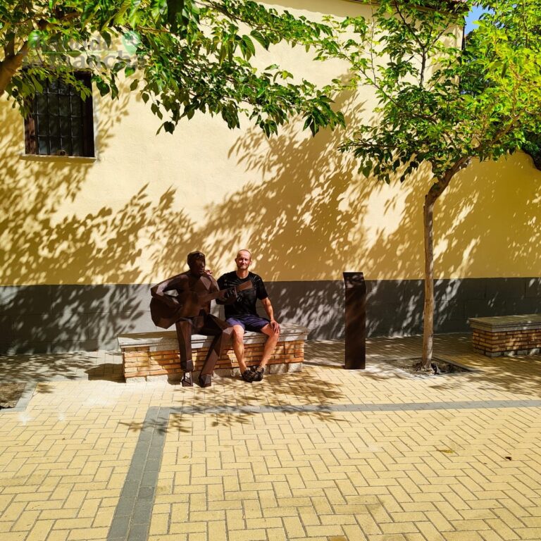 Ajofrín rinde homenaje al guitarrista Demetrio Ballesteros con una escultura de Carlos Otal