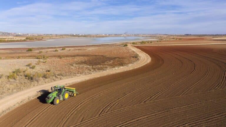 Convocatorias de ayudas para jóvenes en agricultura y ganadería en Castilla-La Mancha por 50 millones de euros.