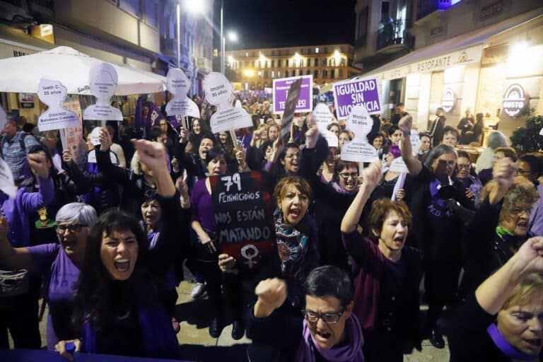 Manifestaciones multitudinarias se prevén en más de 40 ciudades este 25 de noviembre en protesta contra la violencia de género, mientras discrepancias en el movimiento feminista surgen en Madrid y otras localidades