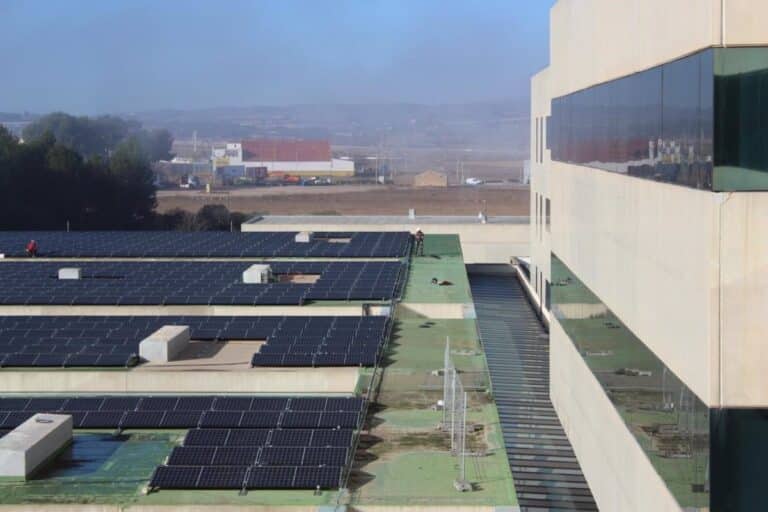 Almansa Hospital Avanza Hacia la Sostenibilidad con Nueva Instalación Solar que Cubrirá el 20% de su Demanda Energética