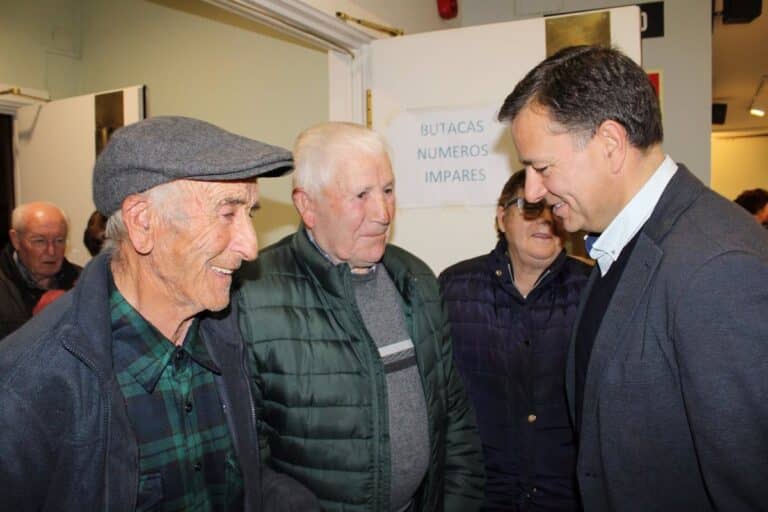 El Alcalde de Albacete Rinde Homenaje a la Tercera Edad en la Celebración Navideña: Afirma que la Ciudad les Debe Mucho