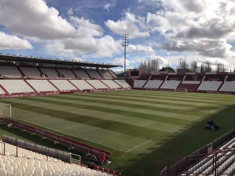 El Albacete Balompié asegura su hogar: Acuerdo garantiza medio siglo en el estadio Carlos Belmonte
