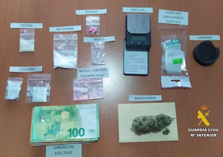 Mujer arrestada en Hellín por portar drogas en su maleta