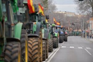 Peregrinación de Tractores: Agricultores de Castilla-La Mancha Se Dirigen a Madrid para Protestar el Miércoles