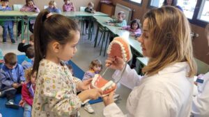 Profesionales sanitarios de Munera promueven hábitos de vida saludable en el CEIP Cervantes