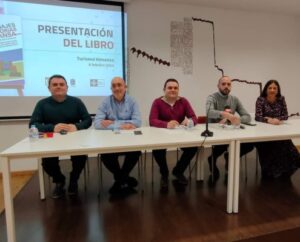 Valera celebra la presentación del libro ‘Más personajes e historias de Almansa contadas para jóvenes’ felicitando a sus autores