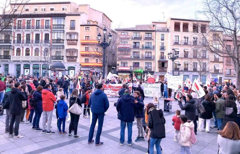 Más de 1.000 docentes castellanomanchegos se han movilizado para protestar contra los recortes en educación