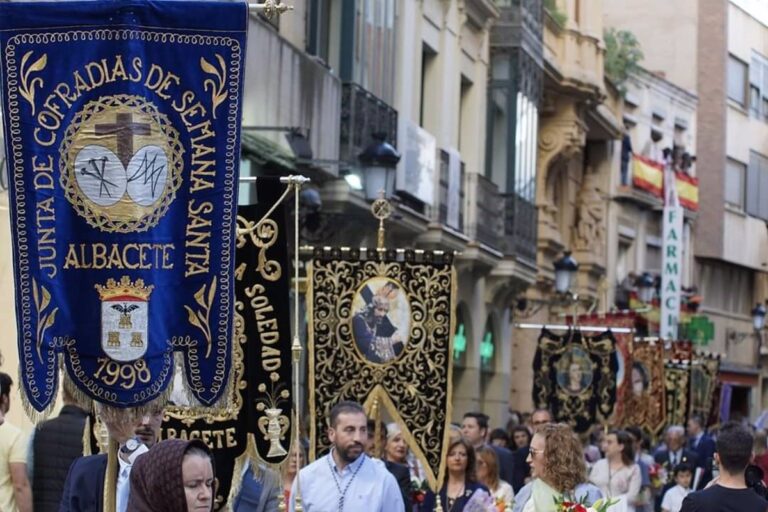 Albacete retira adornos de Semana Santa de sus calles ante fuertes vientos