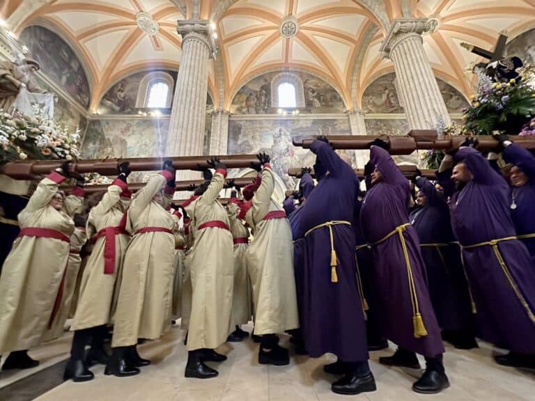 La inclemencia del tiempo traslada la procesión del Encuentro de Albacete al resguardo de la Catedral