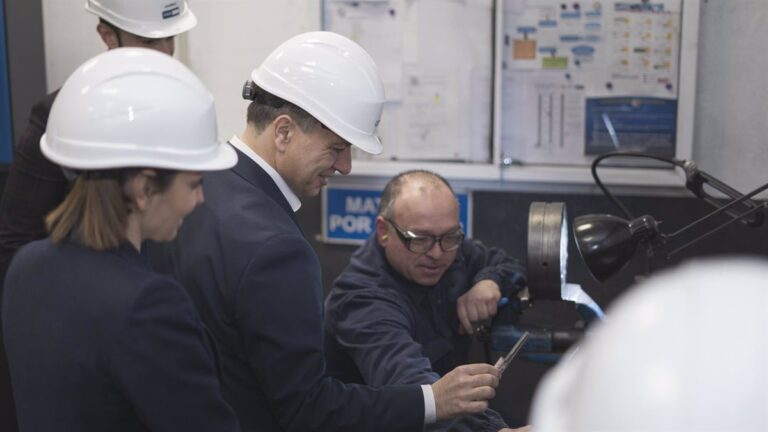 Serrano Resalta la Creación de Empleo de Calidad en su Visita a Extrual Subrayando la Relevancia del Sector Industrial