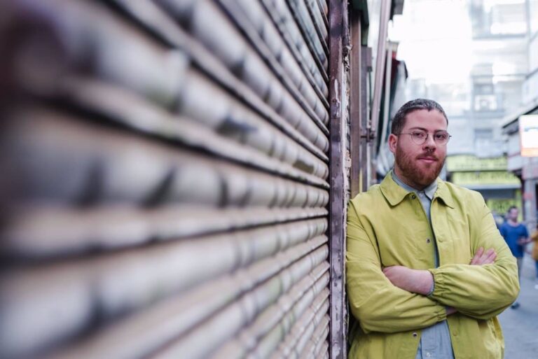 La Mancha: Conjugando Ruralidad y Fracasos al Estilo Almodóvar en la Debut Novela de Enrique Aparicio