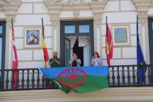 Unidos en Música y Color: Premios y Banderas en Castilla-La Mancha por la Integración Gitana