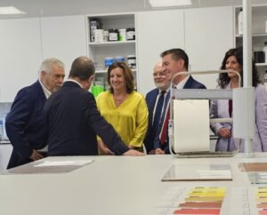Cabañero destaca la industria de pinturas de La Roda como modelo de transformación de recursos locales en motores de desarrollo