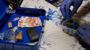 Desmantelan Centro de Distribución de Cocaína y Hachís en Casas Ibáñez y Arrestan a Dos Sospechosos