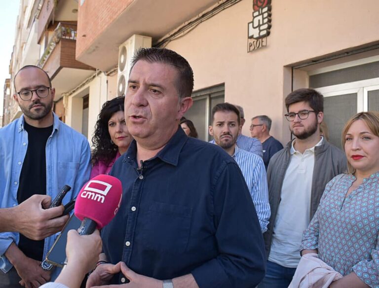 El PSOE de Castilla-La Mancha pide a Núñez que se una a Page en la defensa del agua, a pesar de posibles desacuerdos internos en el PP, por el bien de la región.