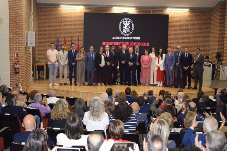 Pedro Piqueras Recibe Distinción del Consejo Social de la UCLM y Exalta la Universidad como Emblema de Avance