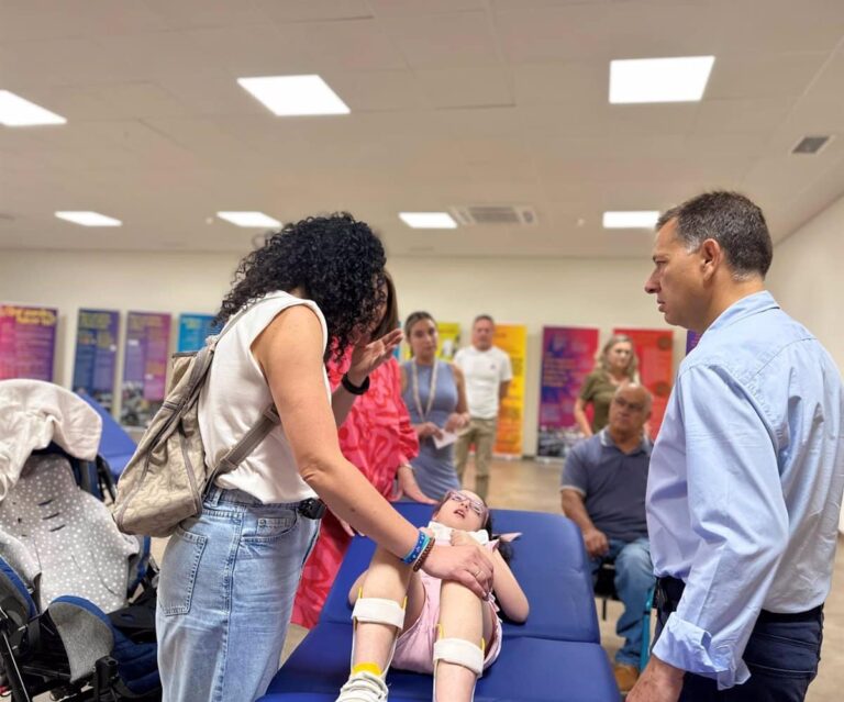 Albacete Distribuye 10 Camillas/Cambiadores para Personas con Movilidad Reducida en Espacios Municipales