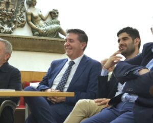 El presidente de la Diputación respalda a Javier López-Galiacho en el lanzamiento de ‘El lector de Galdós’ en Albate