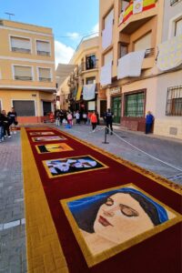 Las Alfombras de Serrín de Elche de la Sierra Celebran 60 Años con la Mirada Puesta en el Patrimonio Inmaterial de la Humanidad