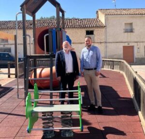 Letur amplía su dotación de juegos infantiles con ayuda del gobierno regional