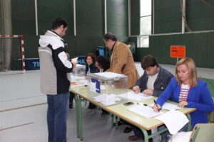 Participación Electoral en Castilla-La Mancha Alcanza el 29,38% a las 14:00, Descendiendo Casi 8 Puntos Respecto a 2019