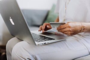 Detenido por Realizar 74 Cargos Bancarios Fraudulentos en Compras por Internet por Valor de 1.691 Euros