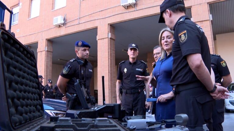Tolón Explora los Avanzados Drones de la Policía Nacional y da la Bienvenida a los Agentes en Prácticas de Toledo