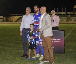 El Alcalde festeja junto a la hinchada del Calvo Sotelo la conquista del ‘Trofeo JCCM/CLM en Juego’
