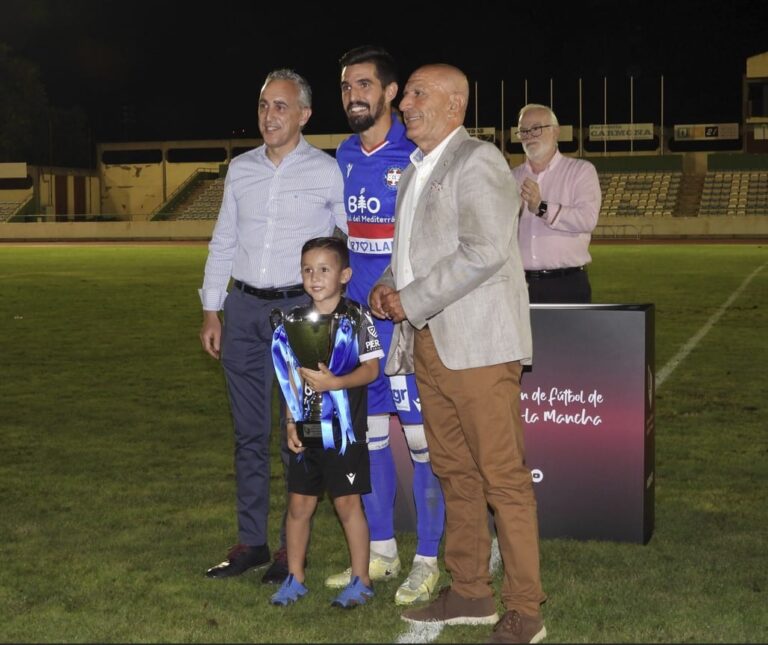 El Alcalde festeja junto a la hinchada del Calvo Sotelo la conquista del ‘Trofeo JCCM/CLM en Juego’