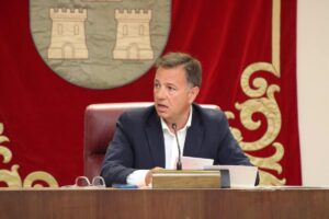 El alcalde de Albacete responde al PSOE C-LM sobre transfuguismo y califica de «charlatán» a su secretario de Organización