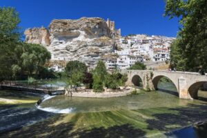 Coches arrastrados por el agua tras el desbordamiento de la cañada en Alcalá del Júcar: una quincena de vehículos afectados