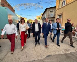 El Presidente de la Diputación lidera la comitiva provincial en la gran cabalgata inaugural de las fiestas de Alborea
