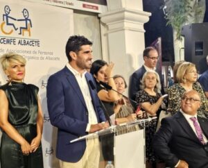González destaca el esfuerzo de COCEMFE en pro de la inclusión en la Feria de Albacete