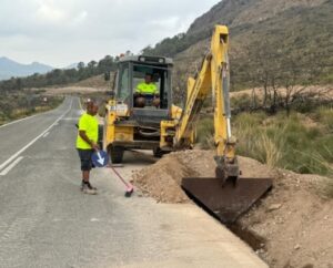 La Diputación de Albacete pone en marcha obras de mejora en las cunetas de la carretera AB-404 entre Hellín y Agramón en la zona del Puerto del Encerrado