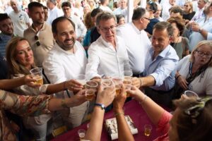 La seguridad y los reconocimientos de CCOO marcan la visita de Feijóo en el penúltimo día de la Feria de Albacete