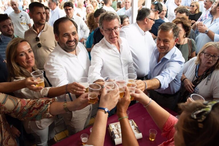 La seguridad y los reconocimientos de CCOO marcan la visita de Feijóo en el penúltimo día de la Feria de Albacete