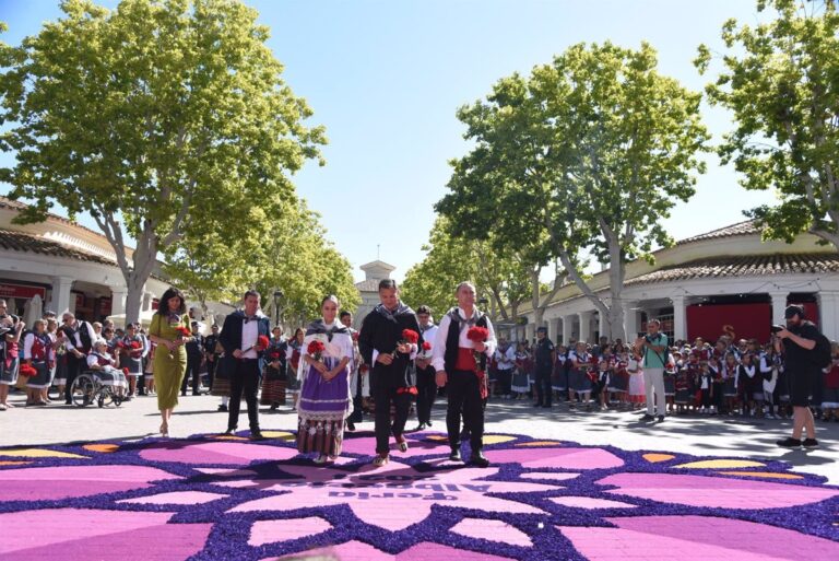 Más de 25.000 personas rinden tributo con flores a la Virgen de los Llanos en Albacete