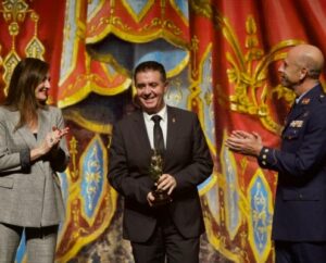 Cabañero recibe la distinción del Ala 14 para la Diputación en el cierre de las celebraciones por el 50º aniversario de la Unidad