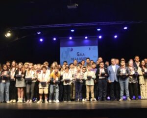 Cabañero rinde homenaje a 43 estudiantes distinguidos y a la Escuela Musical ‘Sierra de Alcaraz’ en la Gala de la Música de la Diputación en Madrigueras