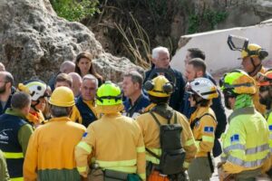 El presidente de Castilla-La Mancha recorre Letur para evaluar los daños causados por la Dana